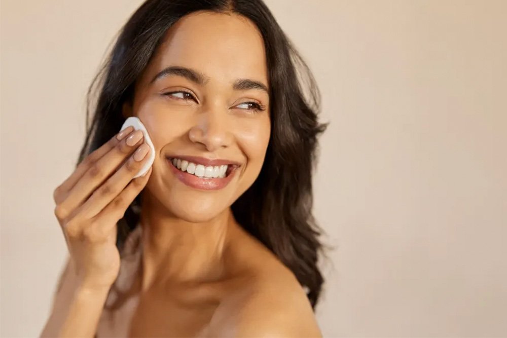 wanita menggunakan pembersih make up micellar water garnier