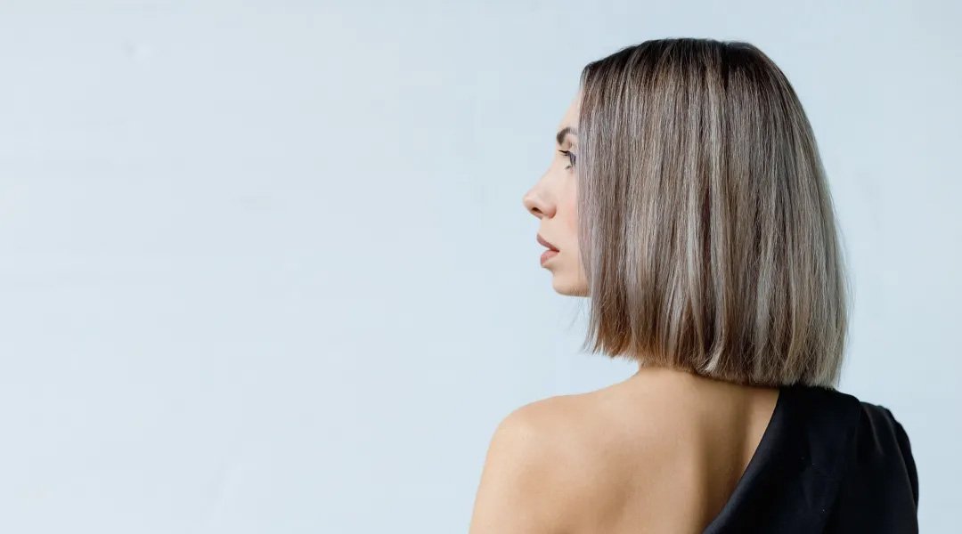 wanita dengan cat rambut highlight silver