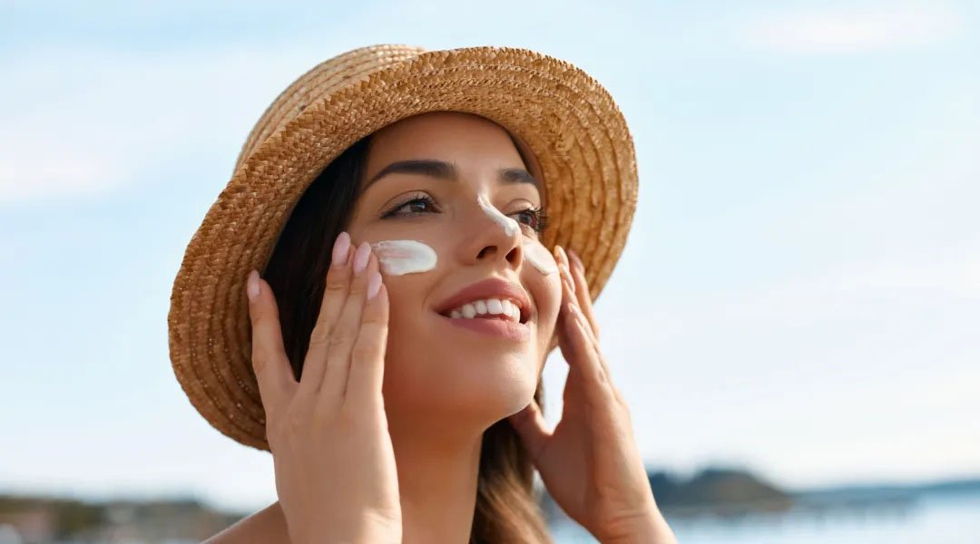 wanita menggunakan sunscreen ringan di wajah