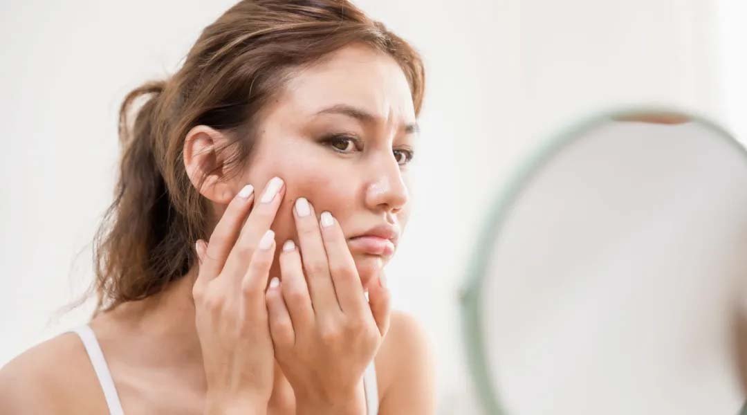 wanita menerapkan tips mencerahkan wajah kusam