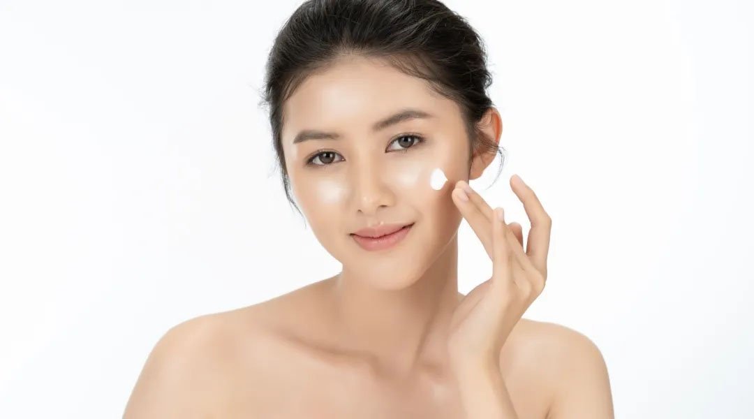 wanita menggunakan moisturizer terbaik dari Garnier