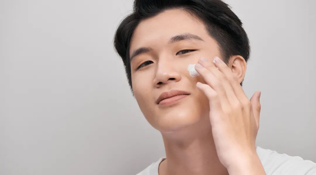 wanita menerapkan tips mencerahkan wajah kusam