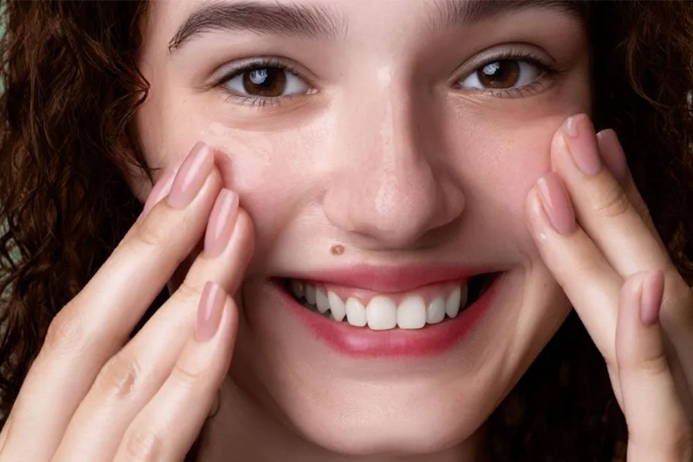 wanita memakai pelembap untuk merasakan manfaat moisturizer