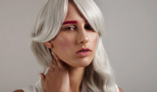 Wanita dengan makeup pastel pop atau Y2K untuk inspirasi rambut warna ash grey