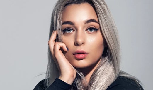 Wanita dengan makeup smokey eyes cool-tone untuk inspriasi rambut warna ash grey