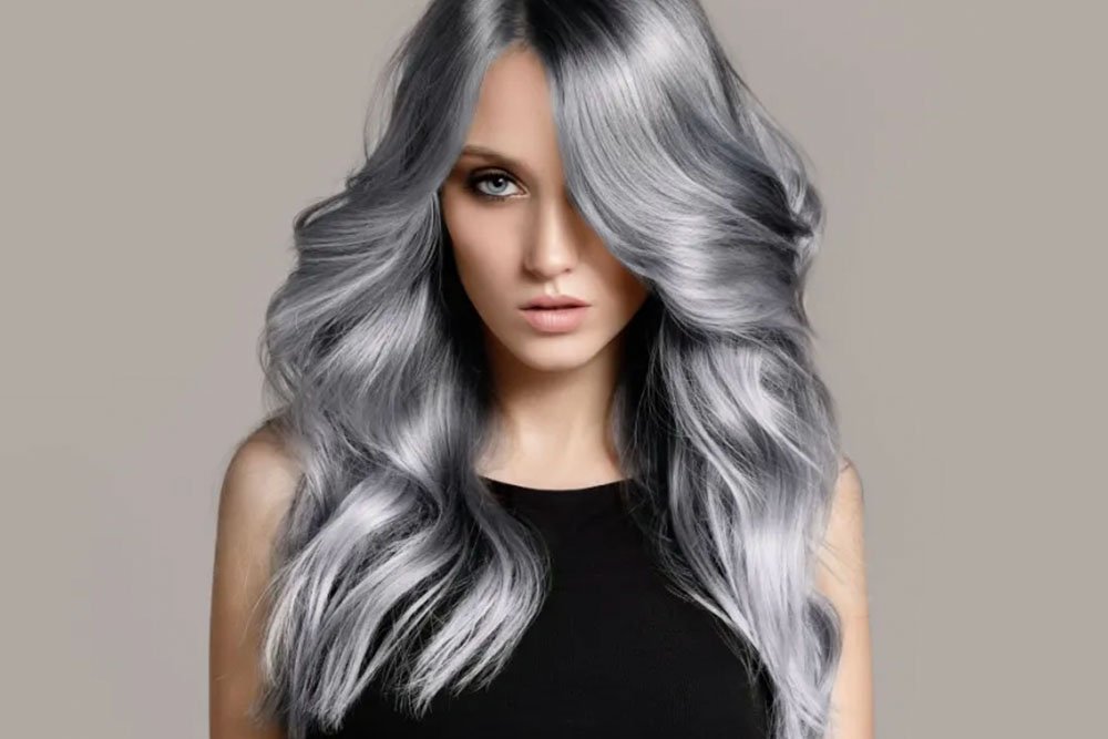 Ide Makeup & Outfit Stylish untuk Rambut Warna Ash Grey