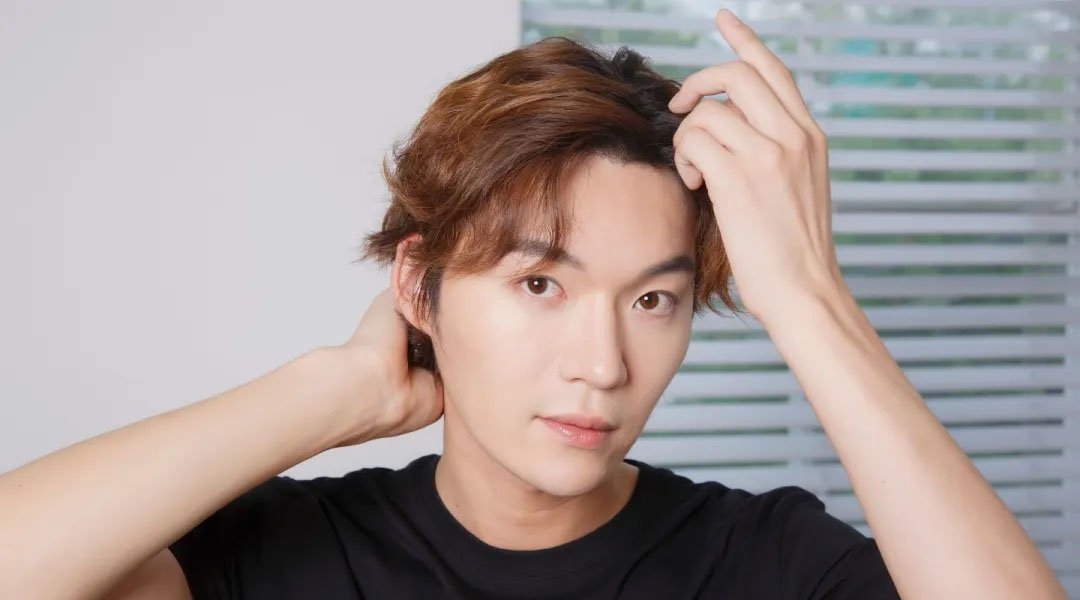 contoh highlight rambut pria balayage di kulit Indonesia