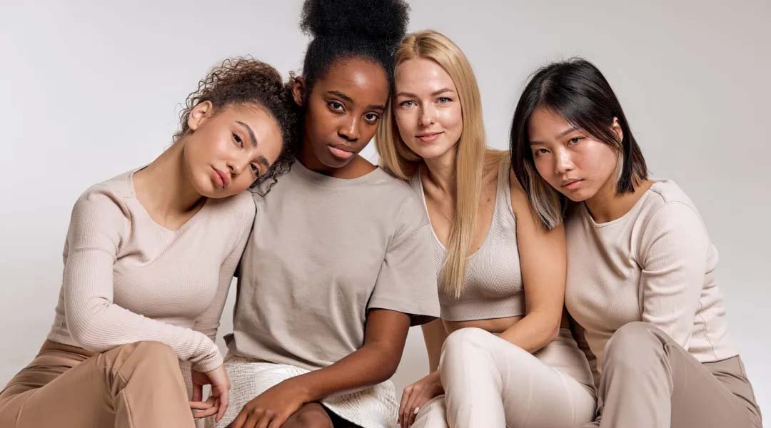 empat wanita dengan warna rambut dan kulit yang berbeda menggunakan Garnier cat rambut