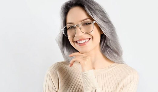 Wanita rambut ash grey dengan makeup natural and glowing