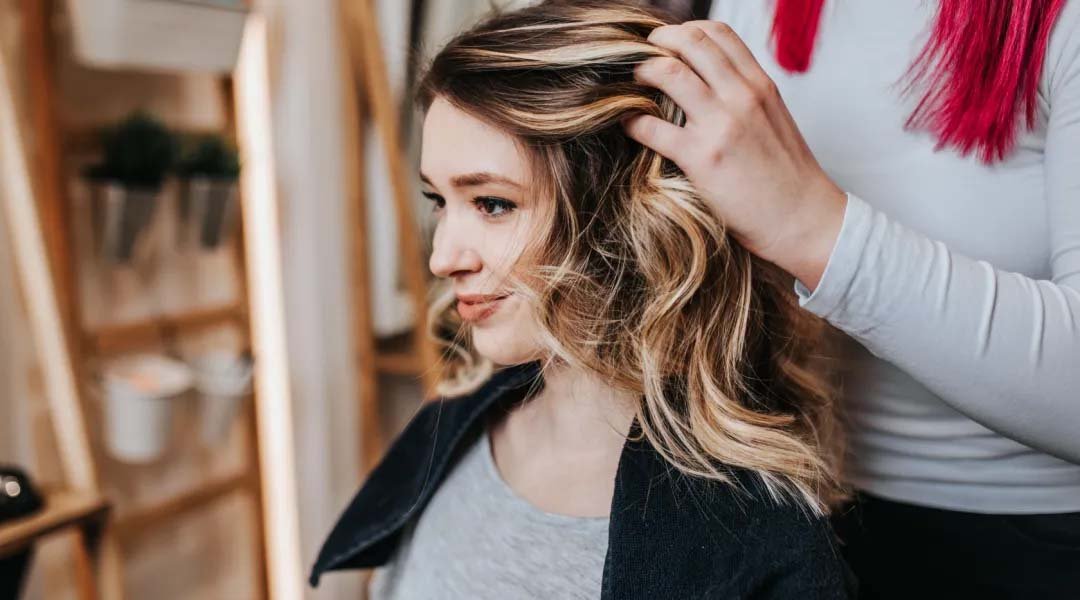 wanita sedang di salon untuk highlight rambu