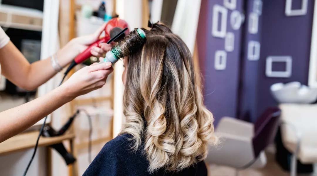 contoh highlight rambut golden blonde highlights