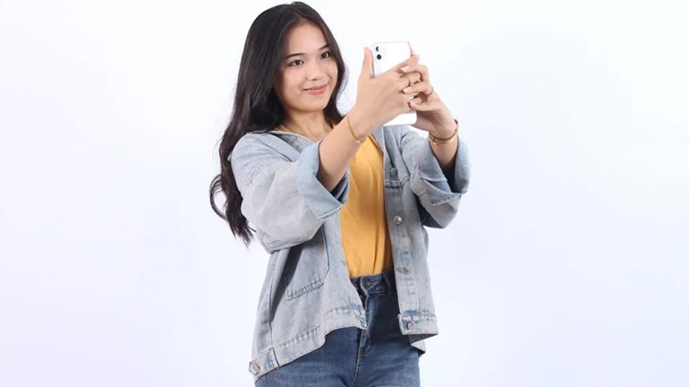mencoba ubah warna rambut online dengan garnier virtual try on