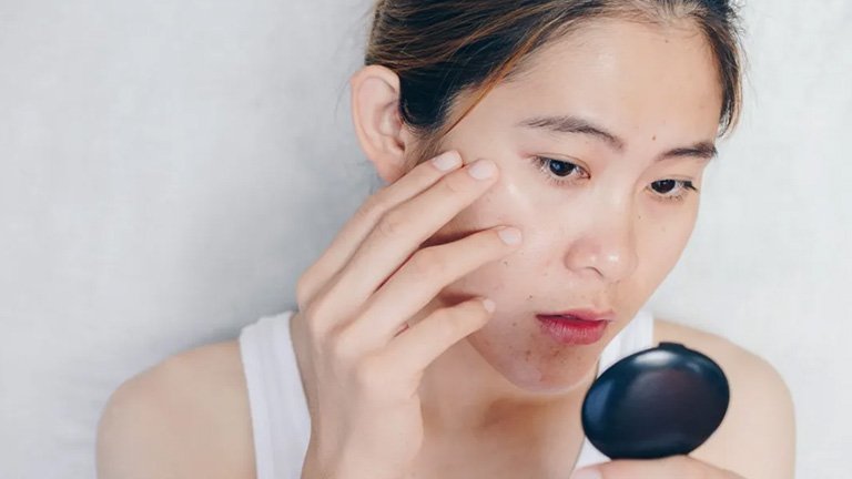 rekomendasi moisturizer untuk kulit berminyak dari garnier dry touch series adalah garnier salicylic dry touch cream.