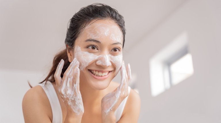 Ini Perbedaan Facial Wash dan Facial Foam yang Perlu Kamu Ketahui