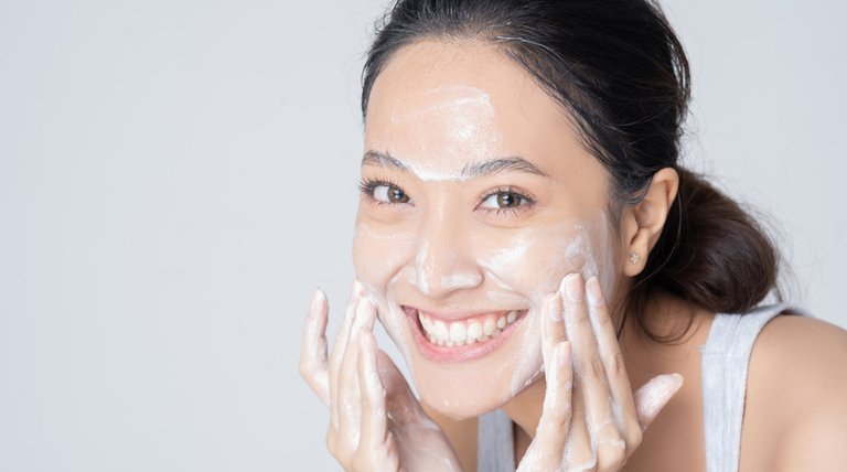 tips memilih pembersih wajah yang bagus dan cocok untuk tipe kulitmu