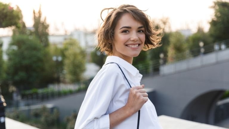 Inspirasi warna rambut yang bagus untuk rambut pendek