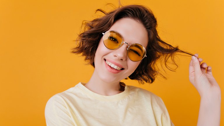 Ide warna rambut yang bagus untuk rambut pendek agar terlihat tebal