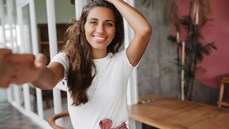 15 Inspirasi Warna Rambut yang Cocok untuk Kulit Sawo Matang Agar Tidak Terlihat Kusam