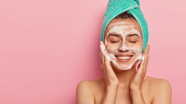 6 Tips Memilih Sabun Cuci Muka untuk Jerawat