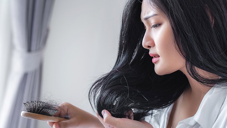 Cara Mengatasi Rambut Rontok Berlebihan dengan Bahan Alami