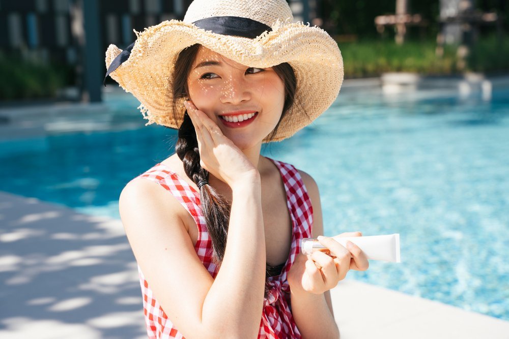 SPF Adalah Kandungan Wajib pada Sunscreen. Berapa Kandungan SPF yang Cukup?
