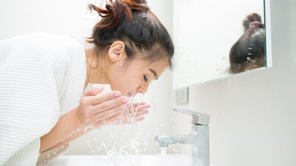 Membersihkan wajah setiap hari