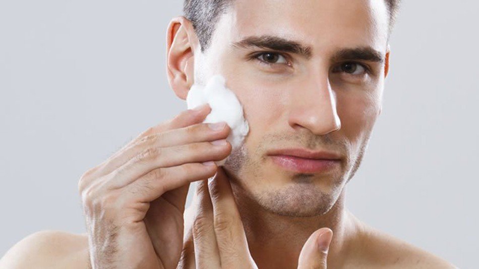 6-kebiasaan-merusak-kulit-wajah-cowok