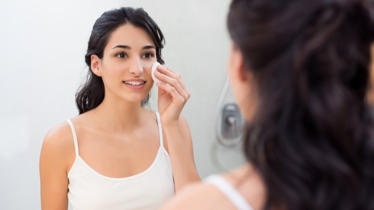 kegunaan rose water salah satunya bikin kulit bersih dan glowing min