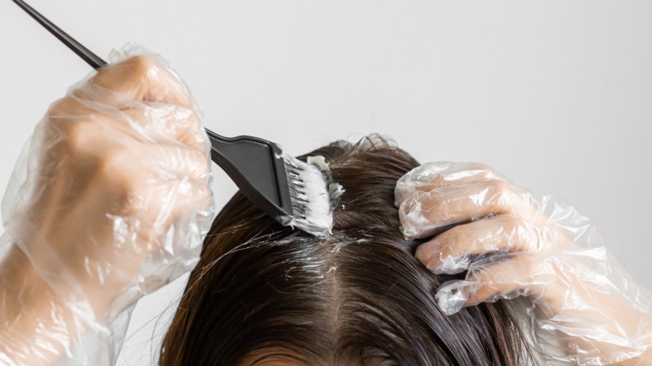 Mitos vs Fakta Cara Mencuci Rambut Setelah Diwarnai Garnier