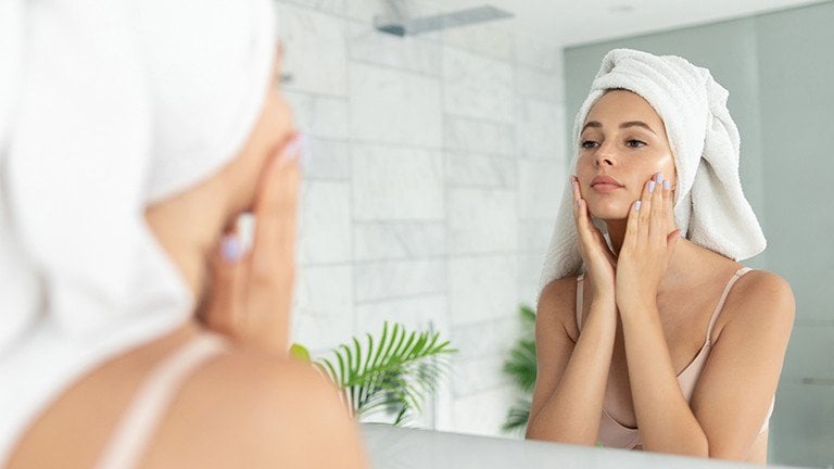 jangan sampai salah ikuti cara memakai serum yang benar untuk wajah glowing min